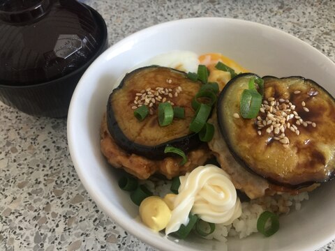 ナスとろける♡とりつくね挟み焼き丼〜温玉を添えて〜